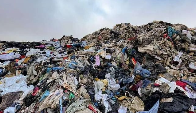 旧衣服堆积污染